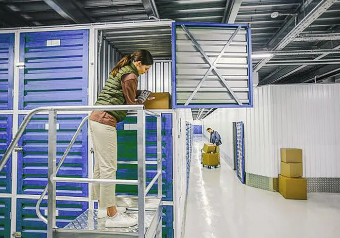 Innenbereich einer Storage-Anlage mit Einheiten und Laufweg